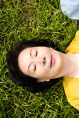 포토 JPG 주간 공원 여자 노년 할머니 휴식 한명 잔디 상반신 야외 앞모습 하이앵글 눕기 눈감음 산책 한국인 60대 노인여자한명만 국내포토 자연요소 식물 1 공공시설 뷰포인트 컨셉 모션 사람 동양인 성인 여자한명만 노인여자만 파일형식