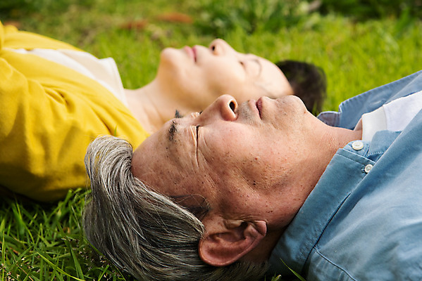 포토 JPG 주간 공원 여자 할아버지 노년 남자 행복 할머니 데이트 휴식 잔디 상반신 야외 두명 옆모습 눕기 눈감음 노부부 다정 산책 한국인 60대 70대 동반자 노인만 국내포토 자연요소 식물 부부 공공시설 감정 뷰포인트 컨셉 모션 사람 동양인 성인 성인만 파일형식