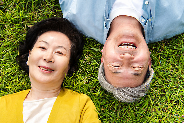 포토 JPG 주간 공원 여자 할아버지 노년 남자 행복 할머니 데이트 휴식 미소 잔디 상반신 야외 두명 앞모습 하이앵글 눕기 노부부 다정 산책 한국인 60대 70대 동반자 노인만 국내포토 자연요소 식물 부부 공공시설 감정 뷰포인트 컨셉 모션 표정 사람 동양인 성인 성인만 파일형식