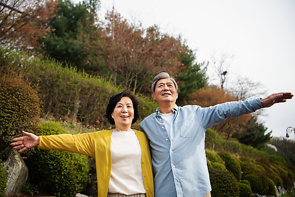 포토 JPG 주간 공원 여자 할아버지 노년 남자 행복 할머니 데이트 팔벌리기 서기 상반신 야외 두명 앞모습 노부부 다정 산책 한국인 60대 70대 동반자 노인만 국내포토 자연요소 부부 공공시설 감정 뷰포인트 컨셉 모션 휴식 사람 동양인 성인 성인만 파일형식