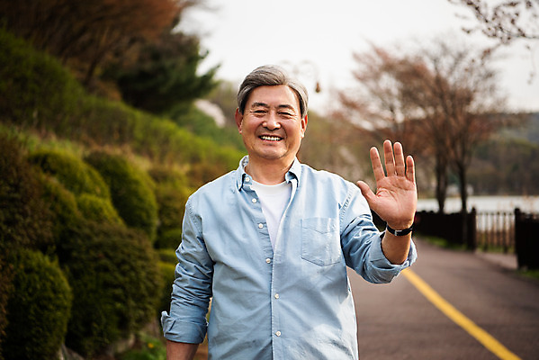 포토 JPG 주간 공원 할아버지 노년 남자 한명 서기 미소 상반신 야외 앞모습 산책 한국인 손인사 70대 노인남자한명만 국내포토 자연요소 1 공공시설 뷰포인트 모션 휴식 표정 사람 동양인 성인 인사 남자한명만 노인남자만 파일형식
