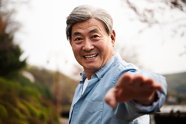 포토 JPG 주간 공원 할아버지 노년 남자 한명 서기 미소 상반신 야외 옆모습 산책 한국인 70대 손뻗기 노인남자한명만 국내포토 자연요소 1 공공시설 뷰포인트 모션 휴식 표정 사람 동양인 성인 남자한명만 노인남자만 파일형식