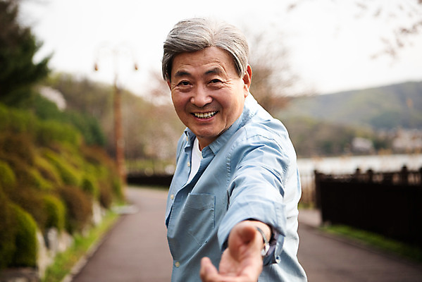 포토 JPG 주간 공원 할아버지 노년 남자 한명 서기 미소 상반신 야외 옆모습 산책 한국인 70대 손뻗기 노인남자한명만 국내포토 자연요소 1 공공시설 뷰포인트 모션 휴식 표정 사람 동양인 성인 남자한명만 노인남자만 파일형식