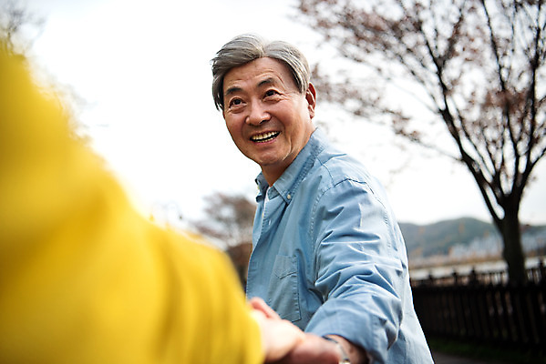 포토 JPG 주간 손 공원 여자 할아버지 노년 남자 행복 할머니 데이트 서기 미소 상반신 야외 두명 옆모습 신체부위 손잡기 노부부 다정 산책 한국인 60대 70대 동반자 노인만 국내포토 자연요소 부부 공공시설 감정 뷰포인트 컨셉 모션 휴식 표정 사람 동양인 성인 성인만 파일형식