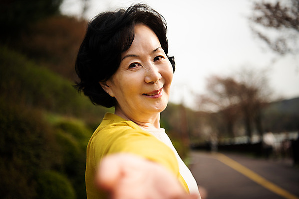 포토 JPG 주간 공원 여자 노년 할머니 한명 서기 미소 상반신 야외 옆모습 아웃포커스 산책 한국인 60대 손뻗기 노인여자한명만 국내포토 자연요소 1 공공시설 뷰포인트 모션 휴식 촬영기법 표정 사람 동양인 성인 여자한명만 노인여자만 파일형식