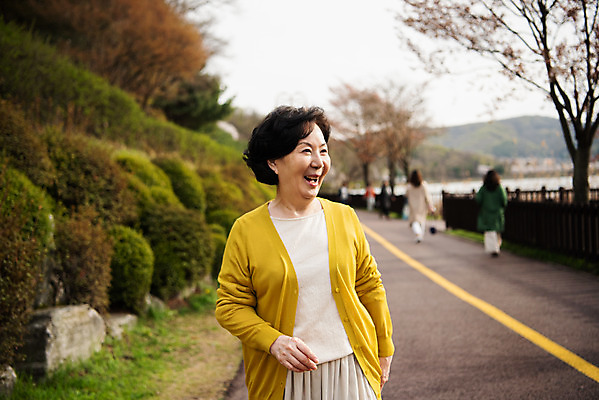 포토 JPG 주간 응시 공원 여자 노년 할머니 한명 미소 상반신 야외 앞모습 걷기 산책 한국인 60대 노인여자한명만 국내포토 자연요소 1 시선 공공시설 뷰포인트 모션 휴식 표정 사람 동양인 성인 여자한명만 노인여자만 파일형식