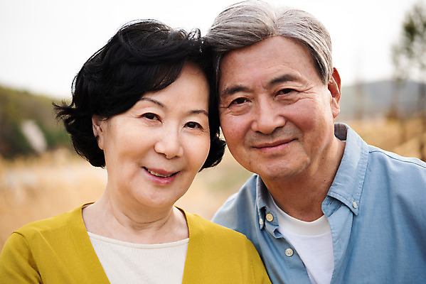 포토 JPG 주간 공원 여자 할아버지 노년 남자 행복 할머니 데이트 서기 미소 상반신 야외 두명 앞모습 노부부 다정 산책 한국인 60대 70대 동반자 노인만 국내포토 자연요소 부부 공공시설 감정 뷰포인트 컨셉 모션 휴식 표정 사람 동양인 성인 성인만 파일형식