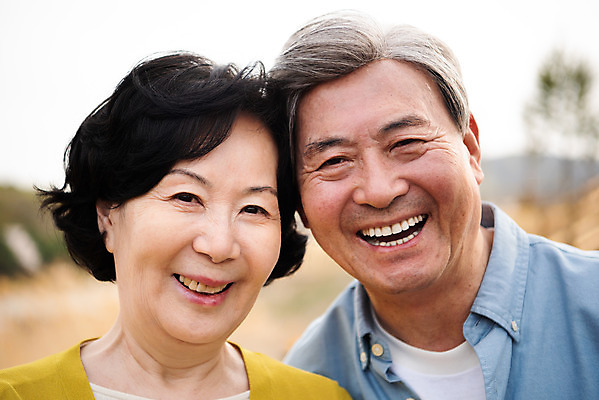 포토 JPG 주간 공원 여자 할아버지 노년 남자 행복 할머니 데이트 서기 미소 근접촬영 상반신 야외 두명 앞모습 노부부 다정 산책 한국인 60대 70대 동반자 노인만 국내포토 자연요소 부부 공공시설 감정 뷰포인트 컨셉 모션 휴식 표정 사람 동양인 성인 성인만 파일형식