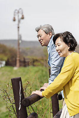 포토 JPG 주간 응시 공원 여자 할아버지 노년 남자 행복 할머니 데이트 서기 상반신 야외 두명 옆모습 노부부 다정 산책 한국인 60대 70대 동반자 노인만 국내포토 자연요소 부부 시선 공공시설 감정 뷰포인트 컨셉 모션 휴식 사람 동양인 성인 성인만 파일형식