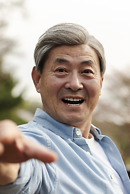 포토 JPG 주간 공원 할아버지 노년 남자 한명 서기 미소 상반신 야외 옆모습 산책 한국인 70대 손뻗기 노인남자한명만 국내포토 자연요소 1 공공시설 뷰포인트 모션 휴식 표정 사람 동양인 성인 남자한명만 노인남자만 파일형식