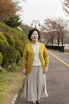 포토 JPG 주간 전신 공원 여자 노년 할머니 한명 미소 야외 앞모습 걷기 산책 한국인 60대 노인여자한명만 국내포토 자연요소 1 공공시설 뷰포인트 모션 휴식 표정 사람 동양인 성인 여자한명만 노인여자만 파일형식