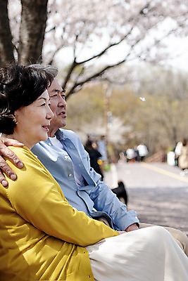 포토 JPG 주간 응시 공원 여자 할아버지 노년 남자 행복 할머니 데이트 어깨동무 휴식 앉기 상반신 야외 두명 옆모습 노부부 다정 봄 산책 한국인 벚꽃 60대 70대 동반자 노인만 국내포토 자연요소 부부 시선 계절 공공시설 꽃 감정 뷰포인트 포즈 컨셉 모션 사람 동양인 성인 성인만 파일형식