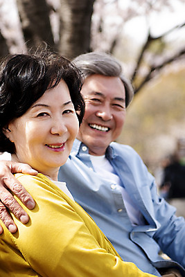 포토 JPG 주간 공원 여자 할아버지 노년 남자 행복 할머니 데이트 어깨동무 휴식 미소 앉기 상반신 야외 두명 옆모습 노부부 다정 봄 산책 한국인 벚꽃 60대 70대 동반자 노인만 국내포토 자연요소 부부 계절 공공시설 꽃 감정 뷰포인트 포즈 컨셉 모션 표정 사람 동양인 성인 성인만 파일형식