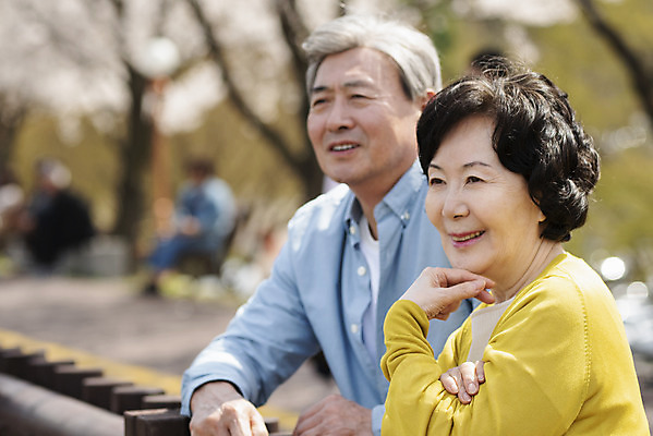 포토 JPG 주간 응시 공원 여자 할아버지 노년 남자 행복 할머니 데이트 서기 미소 상반신 야외 두명 옆모습 노부부 다정 봄 산책 한국인 벚꽃 60대 70대 동반자 노인만 국내포토 자연요소 부부 시선 계절 공공시설 꽃 감정 뷰포인트 컨셉 모션 휴식 표정 사람 동양인 성인 성인만 파일형식