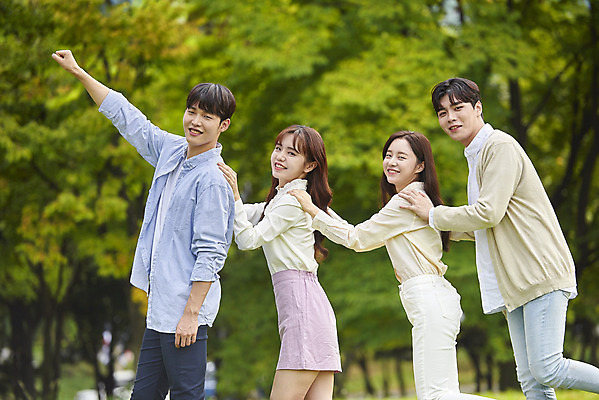 포토 JPG 주간 공원 여자 교육 남자 대학생 어깨동무 협력 대학생라이프 서기 미소 잔디 여러명 상반신 20대 청년 성인 야외 옆모습 친구 청춘 캠퍼스라이프 우정 한국인 즐거움 대학교 성인만 어깨에손 국내포토 자연요소 식물 학생 라이프스타일 공공시설 감정 뷰포인트 포즈 다수 컨셉 학교 관계 모션 표정 사람 동양인 파일형식