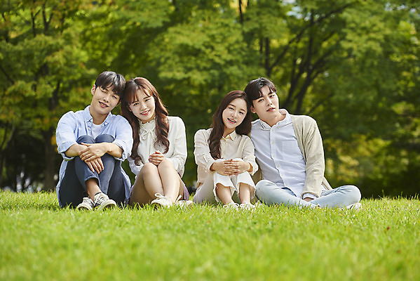 포토 JPG 주간 전신 커플 공원 여자 교육 남자 대학생 데이트 대학생라이프 휴식 미소 앉기 잔디 여러명 20대 청년 성인 야외 앞모습 친구 청춘 캠퍼스라이프 기댐 다정 우정 한국인 즐거움 대학교 캠퍼스커플 성인만 국내포토 자연요소 식물 학생 라이프스타일 공공시설 감정 뷰포인트 다수 컨셉 학교 관계 모션 표정 사람 동양인 파일형식