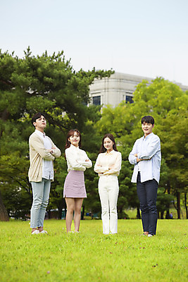 포토 JPG 주간 전신 공원 여자 교육 남자 대학생 대학생라이프 서기 미소 잔디 여러명 20대 청년 성인 야외 앞모습 옆모습 친구 청춘 팔짱 캠퍼스라이프 우정 한국인 자신감 즐거움 대학교 성인만 국내포토 자연요소 식물 학생 라이프스타일 공공시설 감정 뷰포인트 다수 컨셉 학교 관계 모션 표정 사람 동양인 파일형식