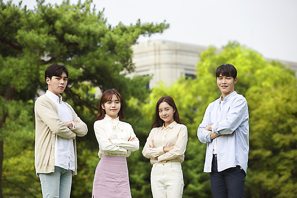포토 JPG 주간 공원 여자 교육 남자 대학생 대학생라이프 서기 미소 잔디 여러명 상반신 20대 청년 성인 야외 앞모습 옆모습 친구 청춘 팔짱 캠퍼스라이프 우정 한국인 자신감 즐거움 대학교 성인만 국내포토 자연요소 식물 학생 라이프스타일 공공시설 감정 뷰포인트 다수 컨셉 학교 관계 모션 표정 사람 동양인 파일형식