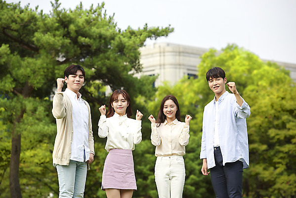 포토 JPG 주간 공원 여자 교육 남자 대학생 응원 대학생라이프 서기 미소 잔디 여러명 상반신 20대 청년 성인 야외 앞모습 친구 청춘 캠퍼스라이프 파이팅 주먹 우정 한국인 자신감 즐거움 대학교 성인만 국내포토 자연요소 식물 학생 라이프스타일 공공시설 감정 뷰포인트 다수 컨셉 학교 관계 모션 표정 사람 동양인 파일형식