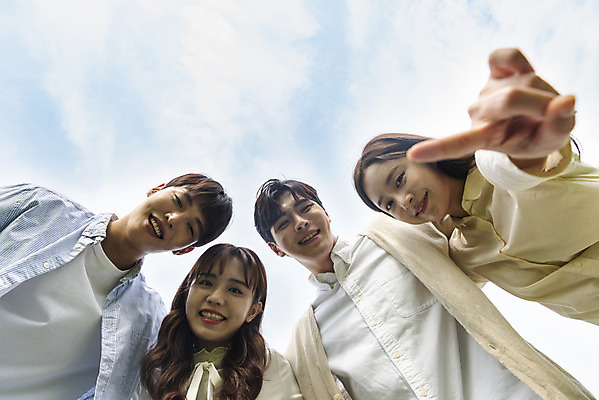 포토 JPG 주간 공원 여자 교육 남자 대학생 로우앵글 하늘 협력 대학생라이프 서기 미소 손짓 여러명 상반신 20대 청년 성인 야외 앞모습 친구 청춘 캠퍼스라이프 우정 터치 한국인 가리킴 즐거움 대학교 성인만 내려보기 어깨에손 국내포토 자연요소 학생 라이프스타일 공공시설 감정 뷰포인트 다수 컨셉 학교 관계 모션 표정 사람 동양인 파일형식