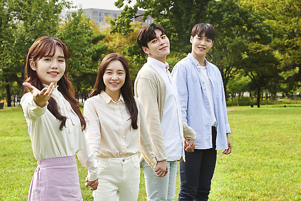 포토 JPG 주간 공원 여자 교육 남자 대학생 협력 대학생라이프 서기 미소 손짓 잔디 여러명 상반신 20대 청년 성인 야외 옆모습 친구 청춘 손잡기 캠퍼스라이프 우정 한국인 자신감 즐거움 대학교 성인만 국내포토 자연요소 식물 학생 라이프스타일 공공시설 감정 뷰포인트 다수 컨셉 학교 관계 모션 표정 사람 동양인 파일형식