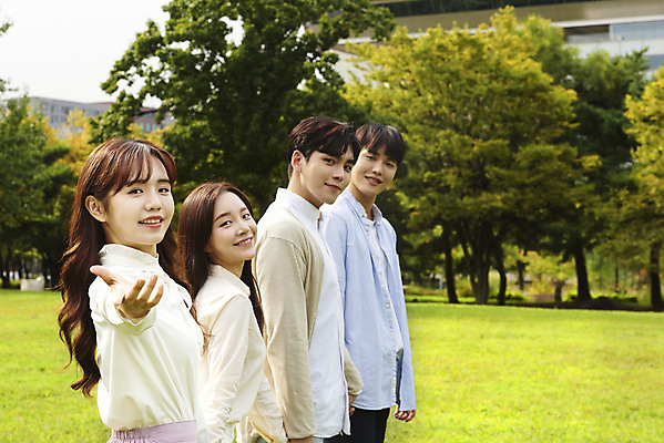 포토 JPG 주간 공원 여자 교육 남자 대학생 협력 대학생라이프 서기 미소 손짓 잔디 여러명 상반신 20대 청년 성인 야외 옆모습 친구 청춘 손잡기 캠퍼스라이프 우정 한국인 자신감 즐거움 대학교 성인만 국내포토 자연요소 식물 학생 라이프스타일 공공시설 감정 뷰포인트 다수 컨셉 학교 관계 모션 표정 사람 동양인 파일형식