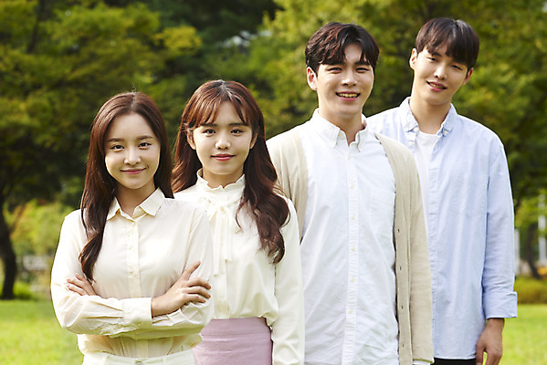 포토 JPG 주간 공원 여자 교육 남자 대학생 협력 대학생라이프 서기 미소 잔디 여러명 상반신 20대 청년 성인 야외 앞모습 친구 청춘 팔짱 캠퍼스라이프 우정 한국인 자신감 즐거움 대학교 성인만 국내포토 자연요소 식물 학생 라이프스타일 공공시설 감정 뷰포인트 다수 컨셉 학교 관계 모션 표정 사람 동양인 파일형식