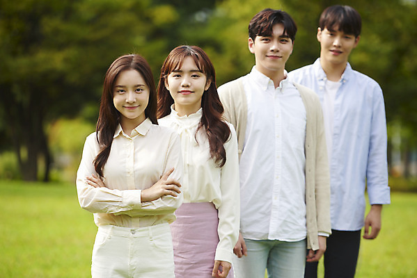 포토 JPG 주간 공원 여자 교육 남자 대학생 협력 대학생라이프 서기 미소 잔디 여러명 상반신 20대 청년 성인 야외 앞모습 친구 청춘 팔짱 캠퍼스라이프 우정 한국인 자신감 즐거움 대학교 성인만 국내포토 자연요소 식물 학생 라이프스타일 공공시설 감정 뷰포인트 다수 컨셉 학교 관계 모션 표정 사람 동양인 파일형식