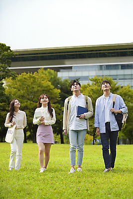 포토 자연요소 식물 학생 라이프스타일 잡화 공공시설 감정 대학생 뷰포인트 다수 컨셉 학교 관계 모션 표정 사람 동양인 청년 성인 친구 파일형식 가방 책 들기 올려보기 JPG 대학생라이프 교육 캠퍼스라이프 대학교 주간 야외 한국인 20대 청춘 즐거움 우정 성인만 남자 여자 여러명 전신 잔디 공원 앞모습 미소 걷기 자신감 협력 국내포토