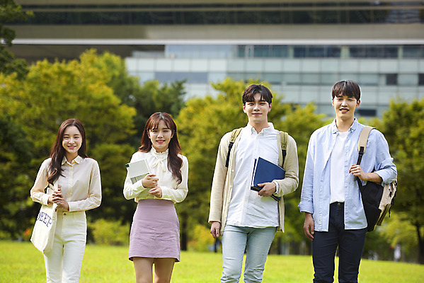 포토 JPG 주간 공원 여자 교육 남자 대학생 가방 협력 대학생라이프 미소 들기 잔디 여러명 상반신 20대 청년 성인 야외 앞모습 책 친구 청춘 걷기 캠퍼스라이프 우정 한국인 자신감 즐거움 대학교 성인만 국내포토 자연요소 식물 학생 라이프스타일 잡화 공공시설 감정 뷰포인트 다수 컨셉 학교 관계 모션 표정 사람 동양인 파일형식