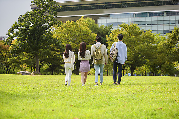 포토 JPG 주간 전신 공원 여자 교육 남자 대학생 가방 협력 대학생라이프 잔디 여러명 20대 청년 성인 야외 뒷모습 친구 청춘 걷기 캠퍼스라이프 우정 한국인 자신감 즐거움 대학교 성인만 국내포토 자연요소 식물 학생 라이프스타일 잡화 공공시설 감정 뷰포인트 다수 컨셉 학교 관계 모션 사람 동양인 파일형식
