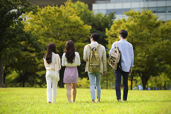 포토 JPG 주간 전신 공원 여자 교육 남자 대학생 가방 협력 대학생라이프 잔디 여러명 20대 청년 성인 야외 뒷모습 친구 청춘 걷기 캠퍼스라이프 우정 한국인 자신감 즐거움 대학교 성인만 국내포토 자연요소 식물 학생 라이프스타일 잡화 공공시설 감정 뷰포인트 다수 컨셉 학교 관계 모션 사람 동양인 파일형식