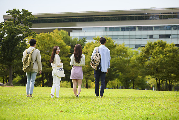 포토 JPG 주간 전신 공원 여자 교육 남자 대학생 가방 협력 대학생라이프 잔디 여러명 20대 청년 성인 야외 뒷모습 친구 청춘 걷기 캠퍼스라이프 우정 한국인 자신감 뒤돌아보기 즐거움 대학교 성인만 국내포토 자연요소 식물 학생 라이프스타일 잡화 공공시설 감정 뷰포인트 다수 컨셉 학교 관계 모션 사람 동양인 파일형식