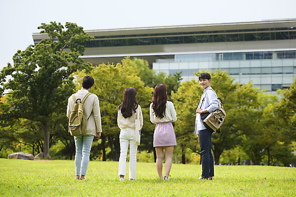 포토 JPG 주간 전신 공원 여자 교육 남자 대학생 가방 협력 대학생라이프 서기 잔디 여러명 20대 청년 성인 야외 뒷모습 친구 청춘 캠퍼스라이프 우정 한국인 자신감 뒤돌아보기 즐거움 대학교 성인만 국내포토 자연요소 식물 학생 라이프스타일 잡화 공공시설 감정 뷰포인트 다수 컨셉 학교 관계 모션 사람 동양인 파일형식