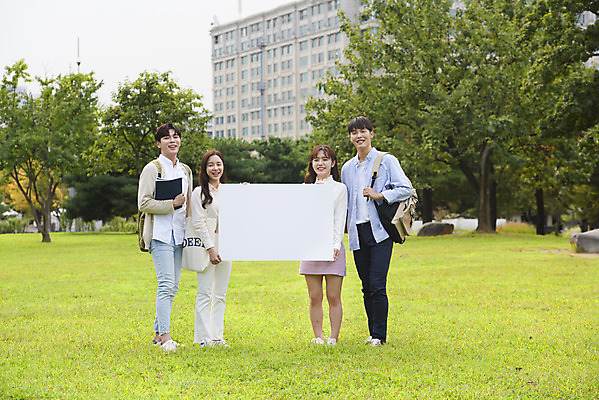 포토 JPG 주간 전신 배너 공원 여자 교육 남자 대학생 대학생라이프 사각프레임 서기 미소 들기 잔디 여러명 20대 청년 성인 야외 앞모습 책 친구 청춘 캠퍼스라이프 우정 한국인 즐거움 대학교 성인만 국내포토 자연요소 식물 학생 라이프스타일 공공시설 감정 뷰포인트 다수 컨셉 학교 관계 모션 프레임 표정 사람 동양인 사각형 파일형식