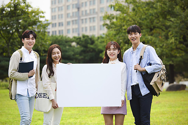 포토 JPG 주간 배너 공원 여자 교육 남자 대학생 대학생라이프 사각프레임 서기 미소 들기 잔디 여러명 상반신 20대 청년 성인 야외 앞모습 책 친구 청춘 캠퍼스라이프 우정 한국인 즐거움 대학교 성인만 국내포토 자연요소 식물 학생 라이프스타일 공공시설 감정 뷰포인트 다수 컨셉 학교 관계 모션 프레임 표정 사람 동양인 사각형 파일형식