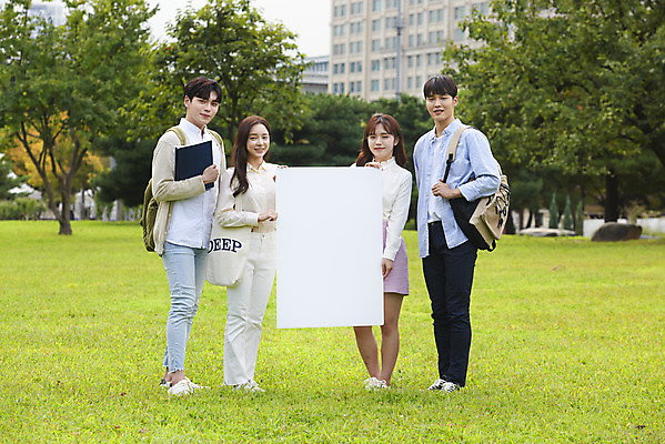 포토 JPG 주간 전신 배너 공원 여자 교육 남자 대학생 대학생라이프 사각프레임 서기 미소 들기 잔디 여러명 20대 청년 성인 야외 앞모습 책 친구 청춘 캠퍼스라이프 우정 한국인 즐거움 대학교 성인만 국내포토 자연요소 식물 학생 라이프스타일 공공시설 감정 뷰포인트 다수 컨셉 학교 관계 모션 프레임 표정 사람 동양인 사각형 파일형식
