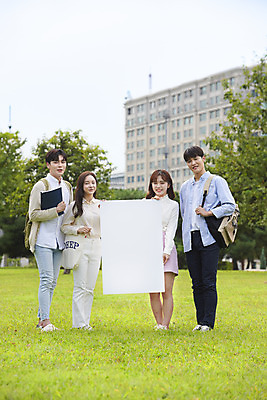 포토 JPG 주간 전신 배너 공원 여자 교육 남자 대학생 대학생라이프 사각프레임 서기 미소 들기 잔디 여러명 20대 청년 성인 야외 앞모습 책 친구 청춘 캠퍼스라이프 우정 한국인 즐거움 대학교 성인만 국내포토 자연요소 식물 학생 라이프스타일 공공시설 감정 뷰포인트 다수 컨셉 학교 관계 모션 프레임 표정 사람 동양인 사각형 파일형식