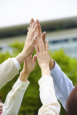 포토 JPG 주간 손 공원 여자 교육 남자 대학생 응원 협력 대학생라이프 서기 미소 근접촬영 잔디 여러명 상반신 20대 청년 성인 야외 신체부위 친구 청춘 캠퍼스라이프 파이팅 우정 한국인 즐거움 대학교 하이파이브 팔 성인만 국내포토 자연요소 식물 학생 라이프스타일 공공시설 감정 뷰포인트 다수 컨셉 학교 관계 모션 표정 사람 동양인 손짓 파일형식