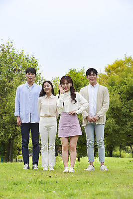 포토 JPG 주간 전신 공원 여자 교육 남자 대학생 협력 대학생라이프 말하기 서기 미소 잔디 여러명 20대 청년 성인 야외 앞모습 친구 청춘 캠퍼스라이프 외침 우정 한국인 자신감 즐거움 전달 대학교 성인만 국내포토 자연요소 식물 학생 라이프스타일 공공시설 감정 뷰포인트 다수 컨셉 학교 관계 모션 표정 사람 동양인 소리 파일형식