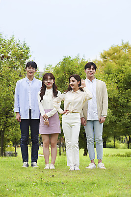 포토 JPG 주간 전신 공원 여자 교육 남자 대학생 협력 대학생라이프 서기 미소 손짓 잔디 여러명 20대 청년 성인 야외 앞모습 친구 청춘 캠퍼스라이프 우정 듣기 한국인 자신감 즐거움 대학교 공감 성인만 국내포토 자연요소 식물 학생 라이프스타일 공공시설 감정 뷰포인트 다수 컨셉 학교 관계 모션 표정 사람 동양인 파일형식
