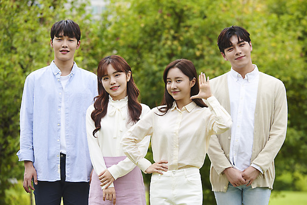 포토 JPG 주간 공원 여자 교육 남자 대학생 협력 대학생라이프 서기 미소 손짓 잔디 여러명 상반신 20대 청년 성인 야외 앞모습 친구 청춘 캠퍼스라이프 우정 듣기 한국인 자신감 즐거움 대학교 공감 성인만 국내포토 자연요소 식물 학생 라이프스타일 공공시설 감정 뷰포인트 다수 컨셉 학교 관계 모션 표정 사람 동양인 파일형식