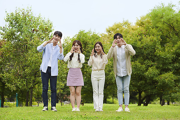 포토 JPG 주간 전신 공원 여자 교육 남자 대학생 대학생라이프 말하기 서기 미소 손짓 잔디 여러명 20대 청년 성인 야외 앞모습 친구 청춘 캠퍼스라이프 외침 우정 한국인 즐거움 전달 대학교 성인만 국내포토 자연요소 식물 학생 라이프스타일 공공시설 감정 뷰포인트 다수 컨셉 학교 관계 모션 표정 사람 동양인 소리 파일형식