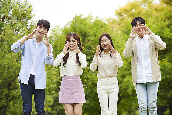 포토 JPG 주간 공원 여자 교육 남자 대학생 대학생라이프 말하기 서기 미소 손짓 잔디 여러명 상반신 20대 청년 성인 야외 앞모습 친구 청춘 캠퍼스라이프 외침 우정 한국인 즐거움 전달 대학교 성인만 국내포토 자연요소 식물 학생 라이프스타일 공공시설 감정 뷰포인트 다수 컨셉 학교 관계 모션 표정 사람 동양인 소리 파일형식