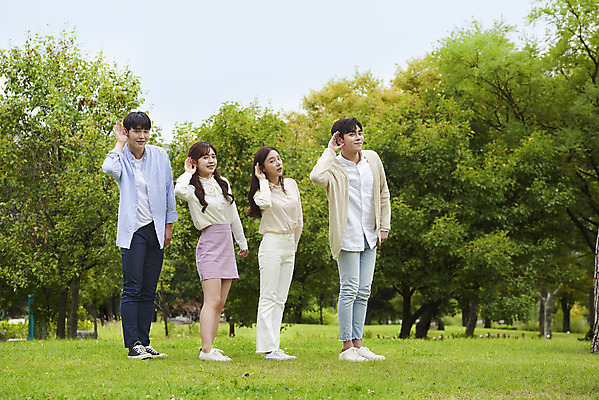 포토 JPG 주간 전신 공원 여자 교육 남자 대학생 대학생라이프 서기 미소 손짓 잔디 여러명 20대 청년 성인 야외 옆모습 친구 청춘 캠퍼스라이프 우정 듣기 한국인 즐거움 대학교 공감 성인만 국내포토 자연요소 식물 학생 라이프스타일 공공시설 감정 뷰포인트 다수 컨셉 학교 관계 모션 표정 사람 동양인 파일형식