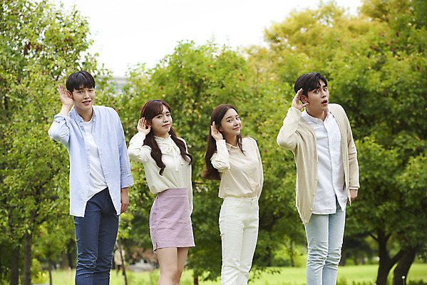 포토 JPG 주간 공원 여자 교육 남자 대학생 대학생라이프 서기 미소 손짓 잔디 여러명 상반신 20대 청년 성인 야외 옆모습 친구 청춘 캠퍼스라이프 우정 듣기 한국인 즐거움 대학교 공감 성인만 국내포토 자연요소 식물 학생 라이프스타일 공공시설 감정 뷰포인트 다수 컨셉 학교 관계 모션 표정 사람 동양인 파일형식