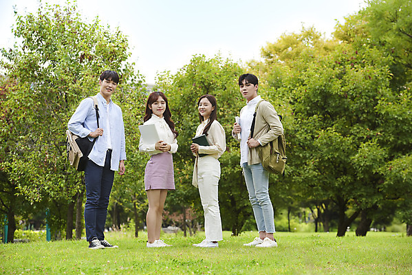 포토 JPG 주간 전신 공원 여자 교육 남자 대학생 가방 대학생라이프 서기 미소 들기 잔디 여러명 20대 청년 성인 야외 옆모습 책 친구 청춘 캠퍼스라이프 우정 한국인 자신감 즐거움 대학교 성인만 국내포토 자연요소 식물 학생 라이프스타일 잡화 공공시설 감정 뷰포인트 다수 컨셉 학교 관계 모션 표정 사람 동양인 파일형식