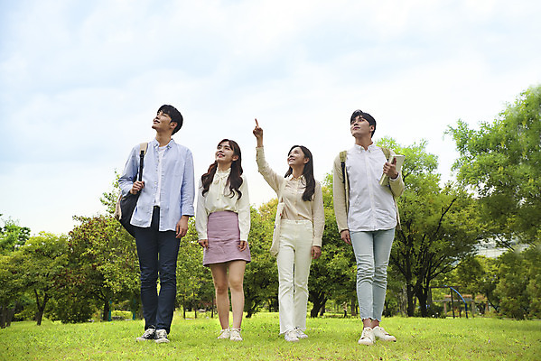 포토 JPG 주간 전신 응시 공원 여자 교육 남자 대학생 대학생라이프 미소 잔디 여러명 20대 청년 성인 야외 앞모습 친구 청춘 걷기 캠퍼스라이프 우정 한국인 올려보기 가리킴 즐거움 대학교 성인만 국내포토 자연요소 식물 학생 라이프스타일 시선 공공시설 감정 뷰포인트 다수 컨셉 학교 관계 모션 표정 사람 동양인 손짓 파일형식