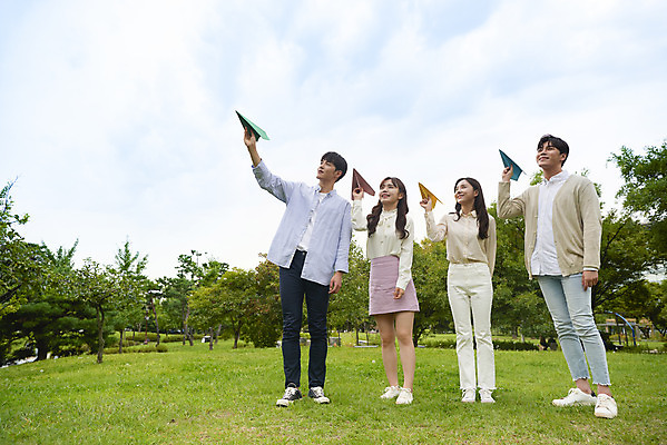 포토 JPG 주간 전신 공원 여자 교육 남자 대학생 대학생라이프 서기 미소 들기 잔디 여러명 20대 청년 성인 야외 앞모습 친구 청춘 캠퍼스라이프 우정 한국인 종이비행기 즐거움 대학교 성인만 국내포토 자연요소 식물 학생 라이프스타일 공공시설 감정 뷰포인트 다수 컨셉 학교 관계 모션 표정 사람 동양인 종이접기 파일형식