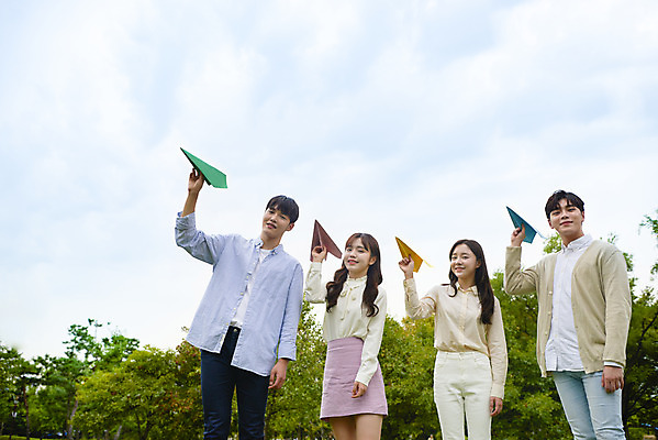 포토 JPG 주간 공원 여자 교육 남자 대학생 대학생라이프 서기 미소 들기 잔디 여러명 상반신 20대 청년 성인 야외 앞모습 친구 청춘 캠퍼스라이프 우정 한국인 종이비행기 즐거움 대학교 성인만 국내포토 자연요소 식물 학생 라이프스타일 공공시설 감정 뷰포인트 다수 컨셉 학교 관계 모션 표정 사람 동양인 종이접기 파일형식